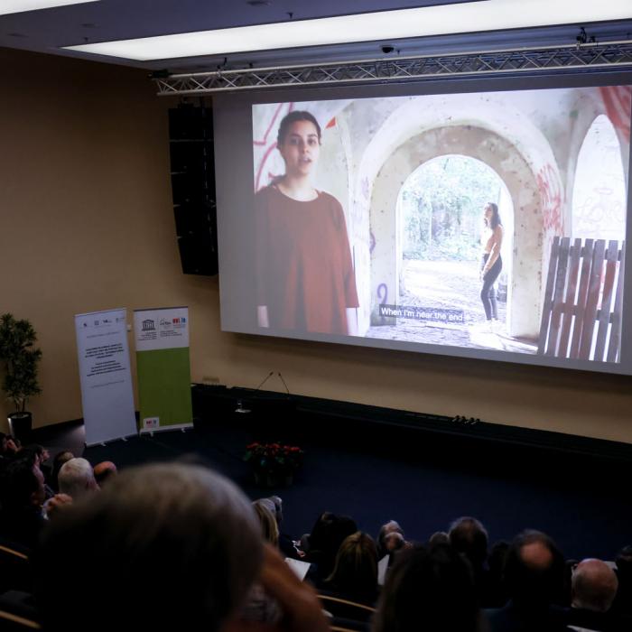 Vue sur l'écran sur lequel est projeté un film