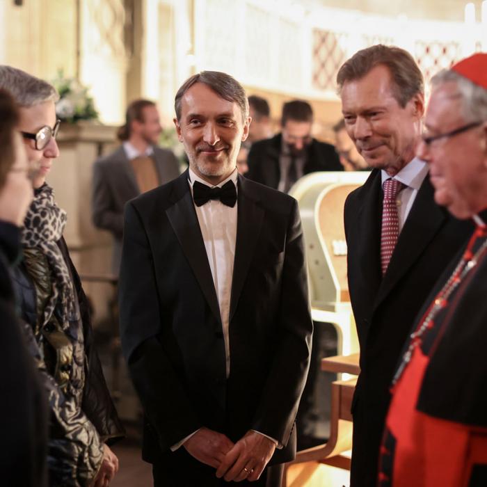 Le Grand-Duc échange avec des invités à l'issue de l'inauguration