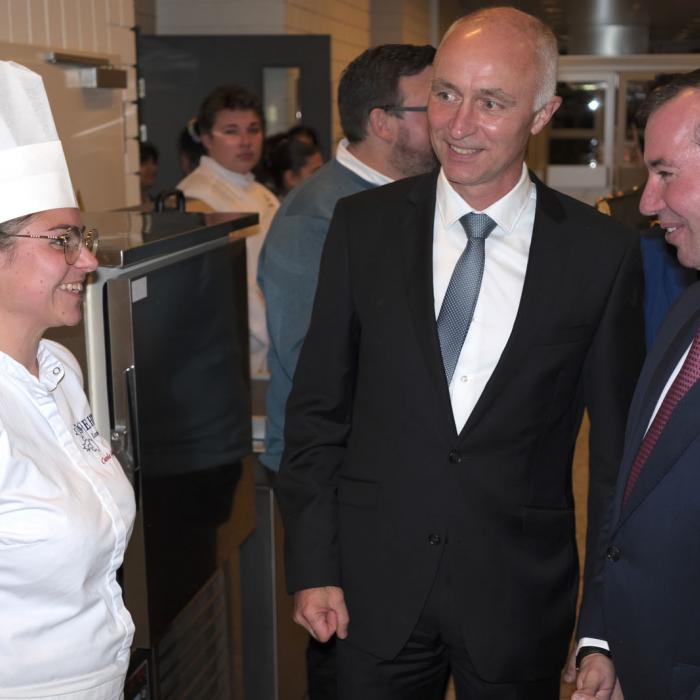 Le Prince et le directeur avec la pâtissière