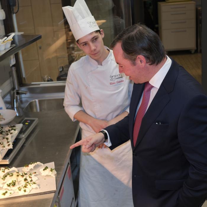 Le Prince échange avec un cuisinier de l'EHTL