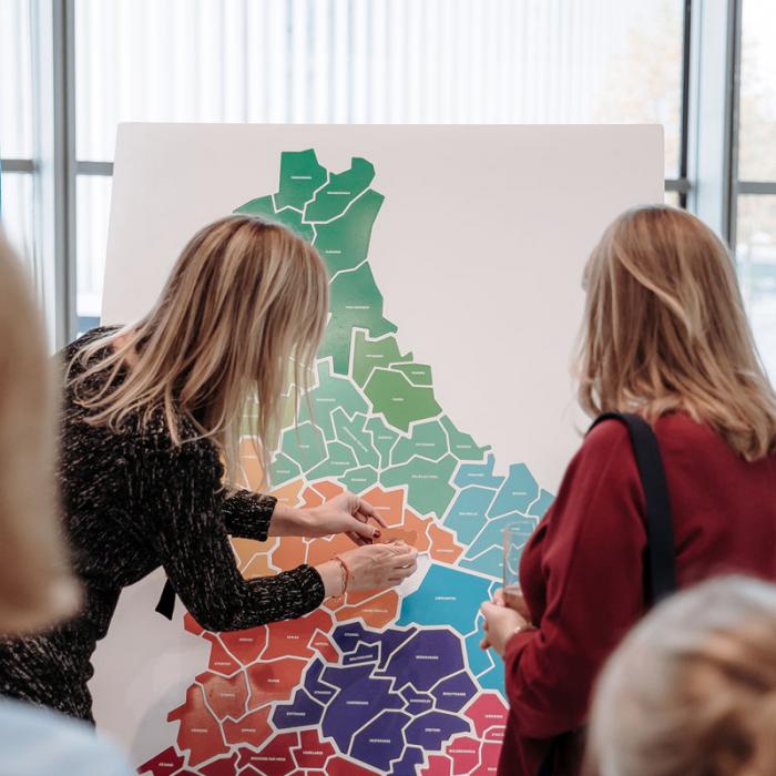 La Princesse assiste à une présentation à un stand