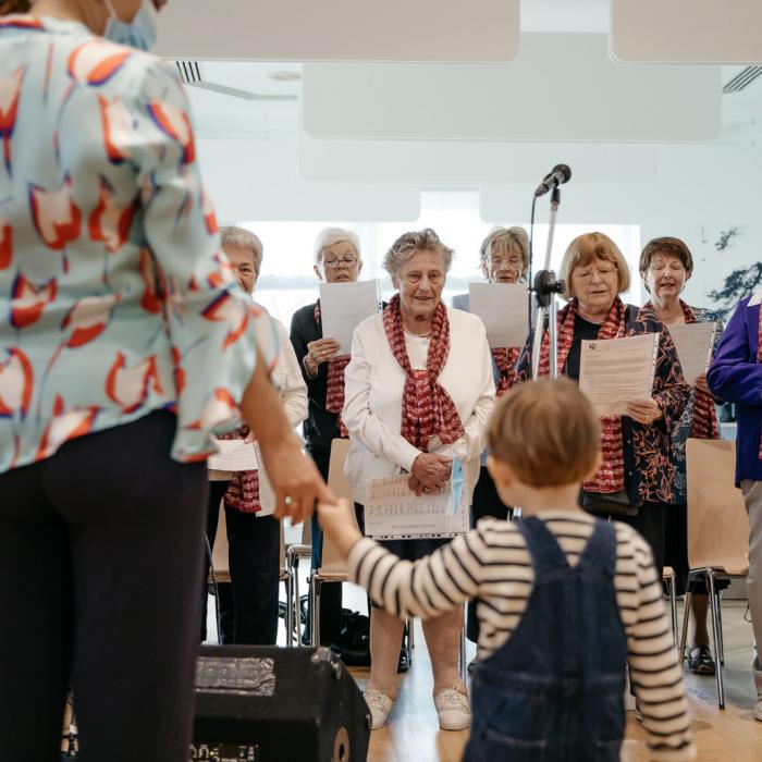 Des résidents chantent devant la Princesse Stéphanie et le Prince Charles