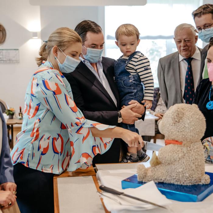 La Princesse Stéphanie en train de couper une part de gâteau