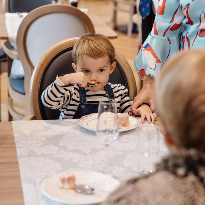 Le Prince Charles déguste une part de gâteau 