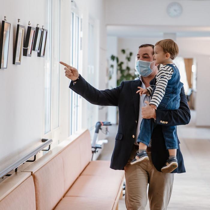 Le Prince Guillaume montre au Prince Charles des photos accrochées au mur