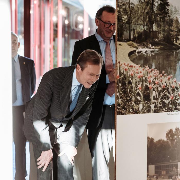 Le Grand-Duc se penche pour observer une photo affichée de l'exposition