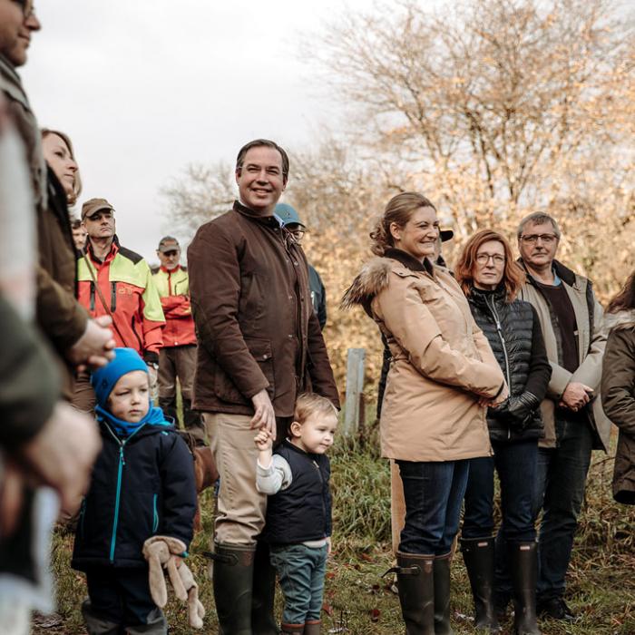 Le Couple Héritier et le Prince Charles assistent au projet de plantation