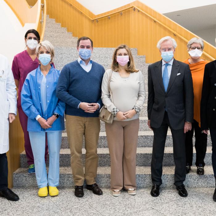 Le Couple Héritier entouré du personnel de la Kannerklinik