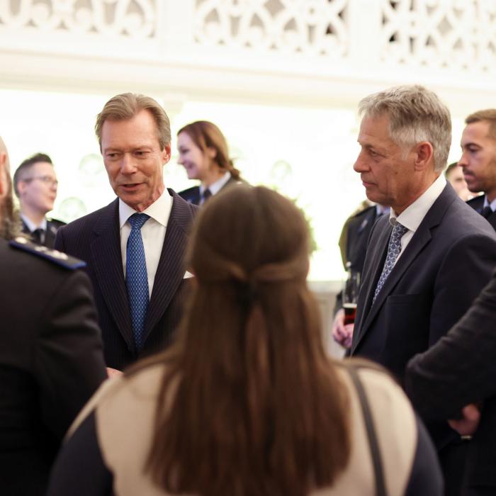 Le Grand-Duc dans un groupe de conversation avec des policiers et les ministres