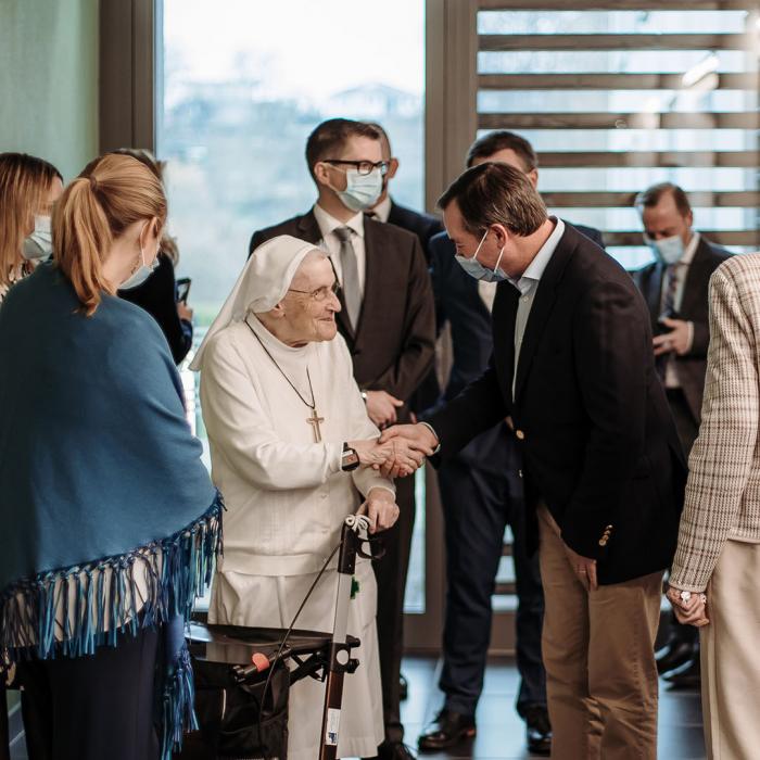 Le Prince Guillaume salue une religieuse