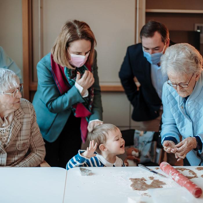 Une résidente montre au Prince Charles la réalisation de biscuit