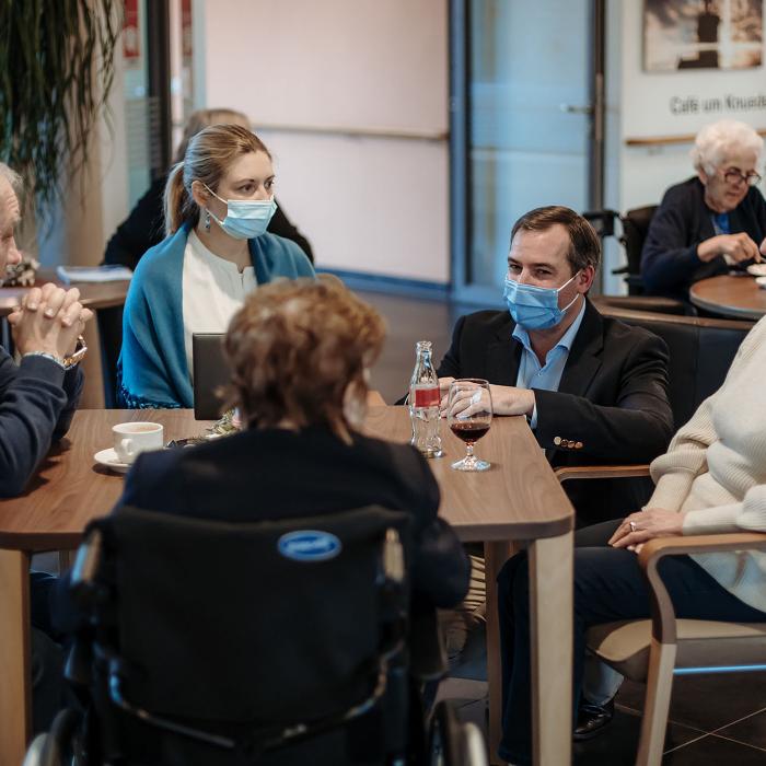 Le Couple héritier discute avec des séniors