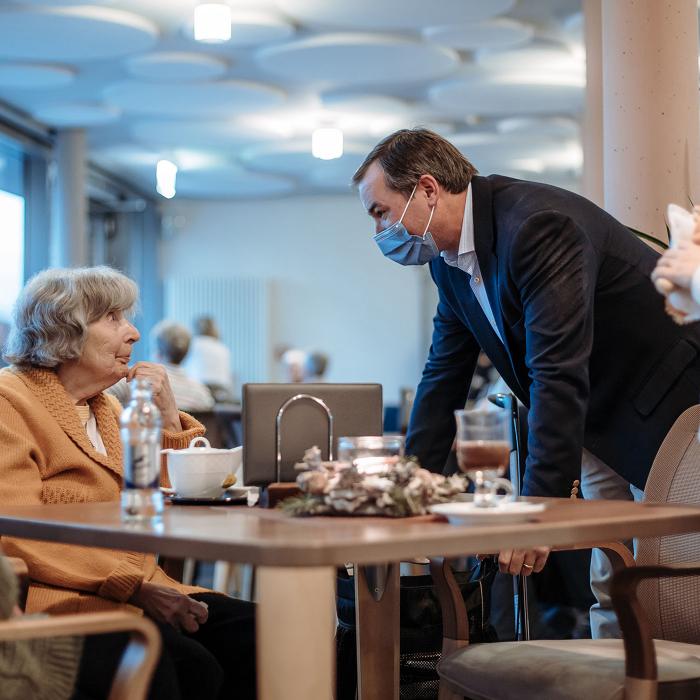 Le Prince Guillaume échange avec une résidente