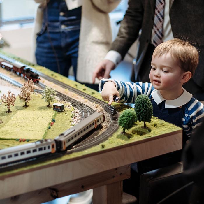 Le Prince Charles observe un train miniature