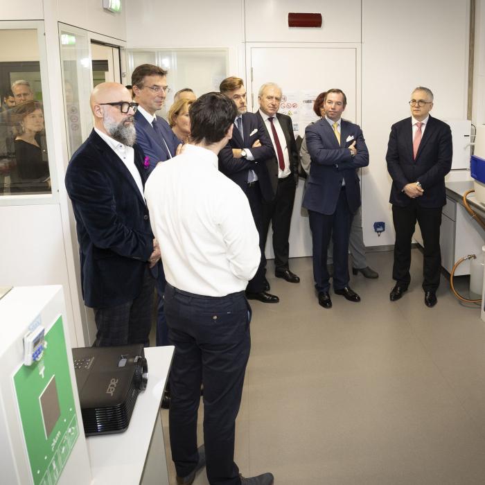 Le Prince et les Ministres assistent à une présentation dans un laboratoire