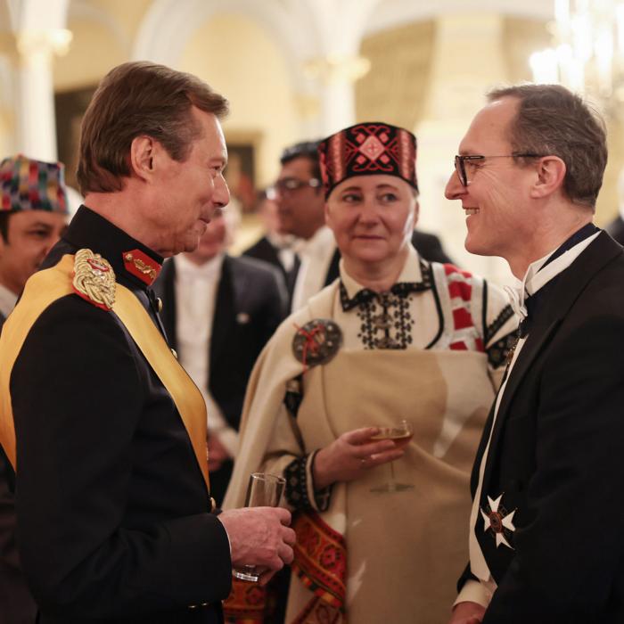 Le Grand-Duc échange avec un invité