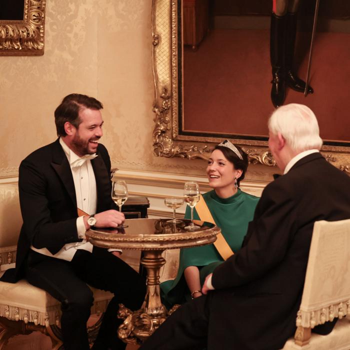 La Princesse Alexandra et le Prince Louis échangent avec Jacques Santer