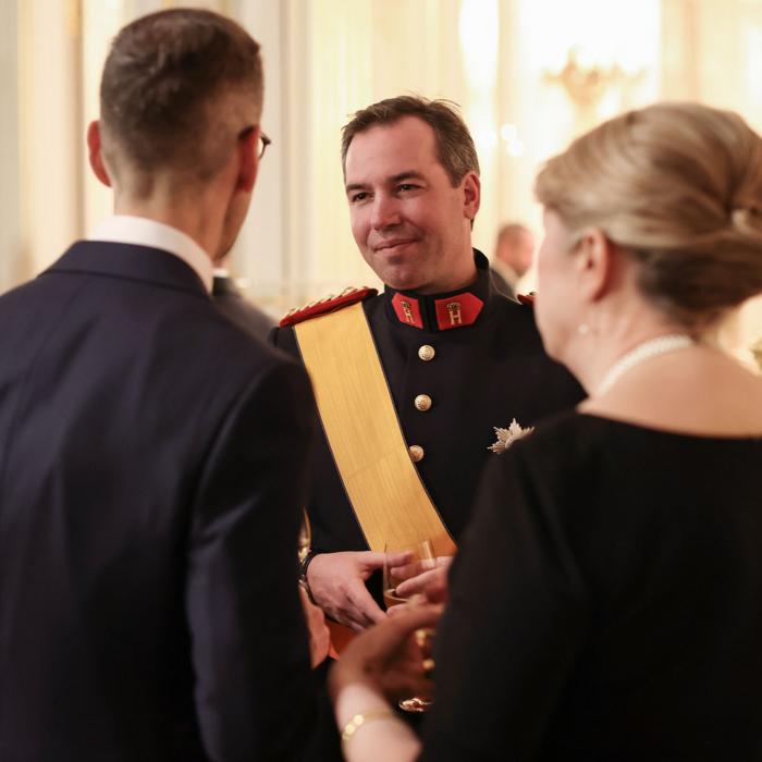 Le Prince Guillaume échange avec des invités