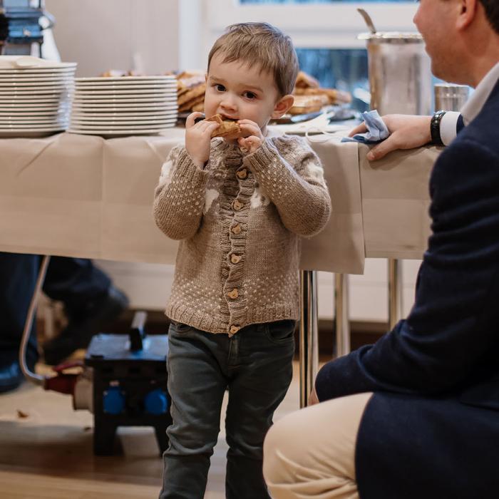 Portrait du Prince Charles en train de manger une gauffre