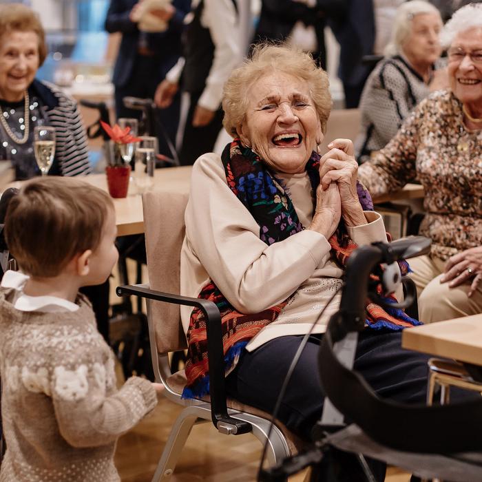 Une résidente, tout sourire, devant le Prince Charles