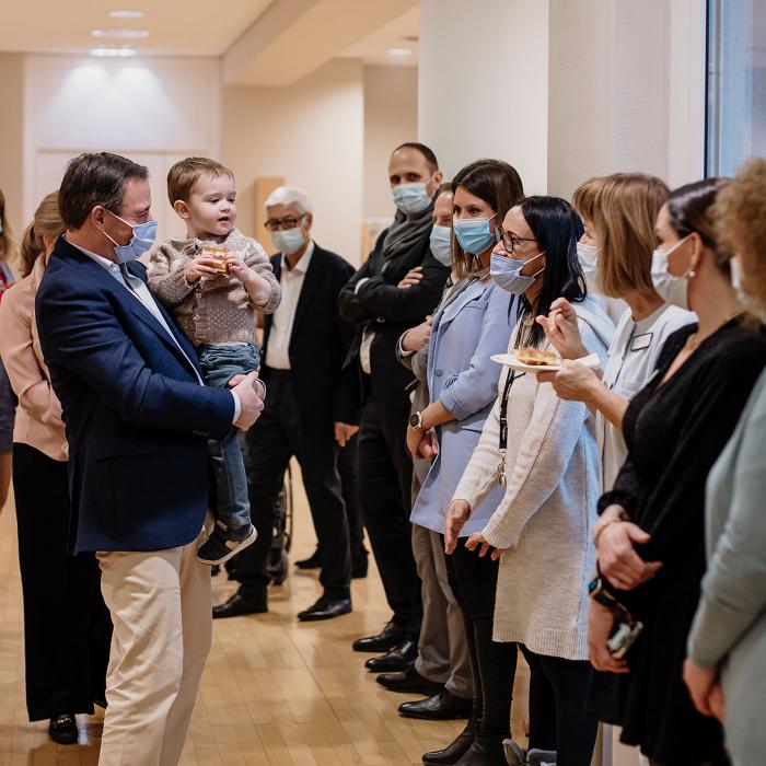 Le Prince Guillaume et le Prince Charles rencontrent le personnel de la structure