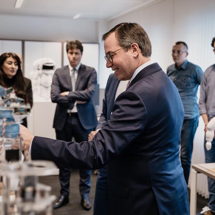Le Prince reçoit des explications sur la ligne de production du robot