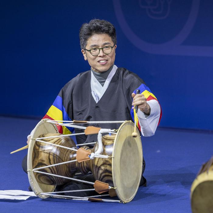 Un jeune joue un instrument sur scène