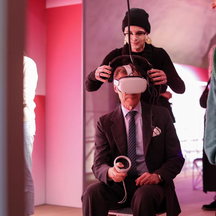 Une personne installe l'équipement de réalité virtuelle sur le Grand-Duc