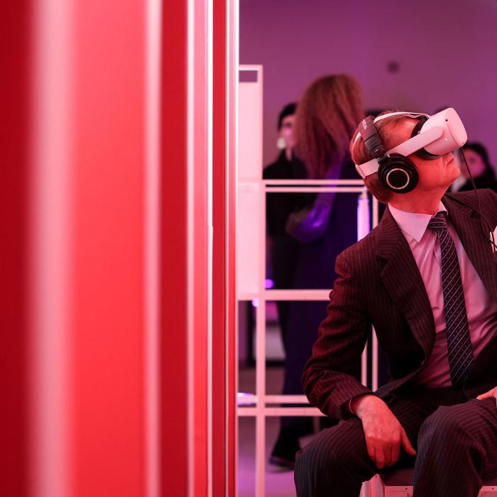Le Grand-Duc regarde un film en réalité virtuelle