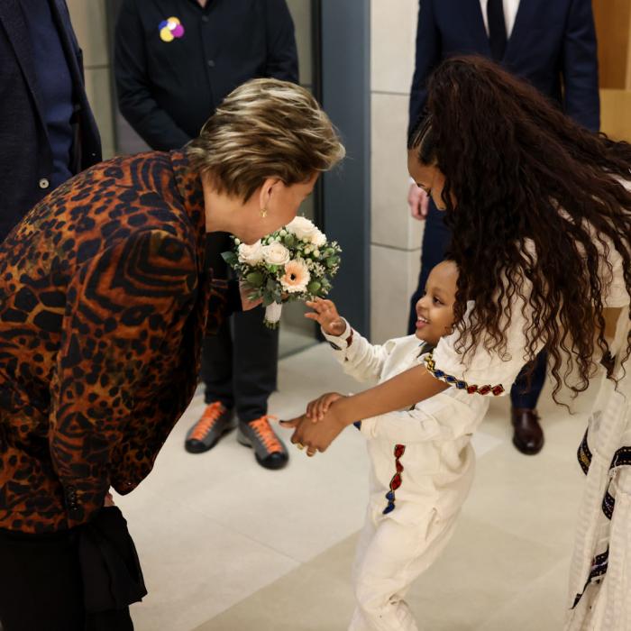 La Grande-Duchesse reçoit un bouquet de fleurs d'un enfant