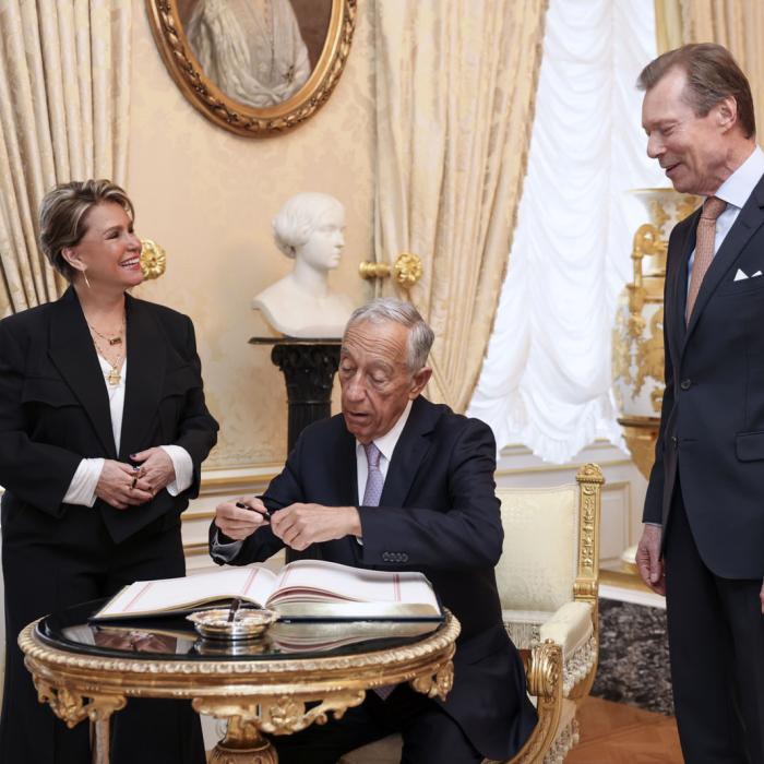 Le Président Portugais signe le livre d'or en présence du Couple grand-ducal