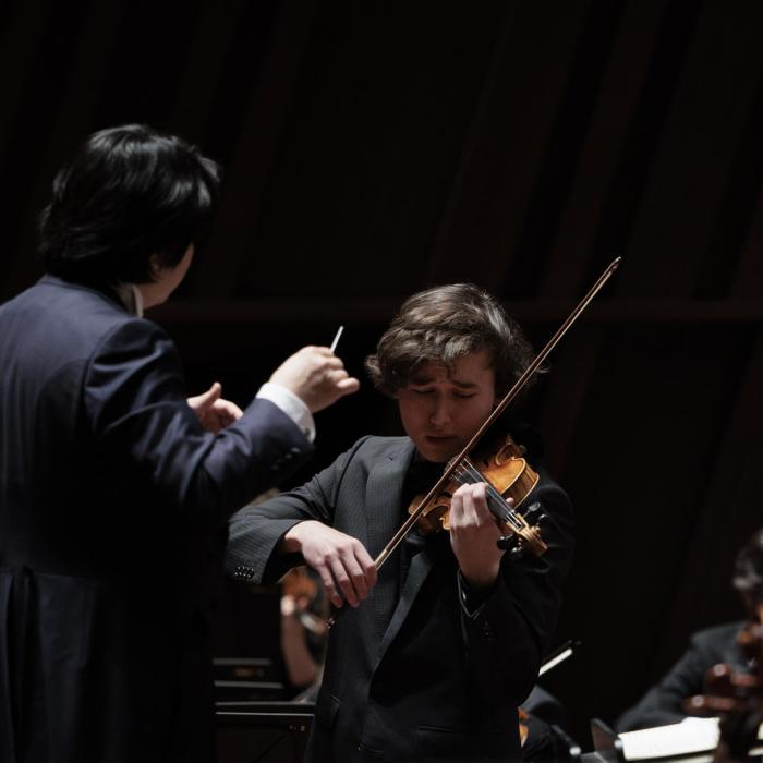 Kazuki Yamada avec un violoniste