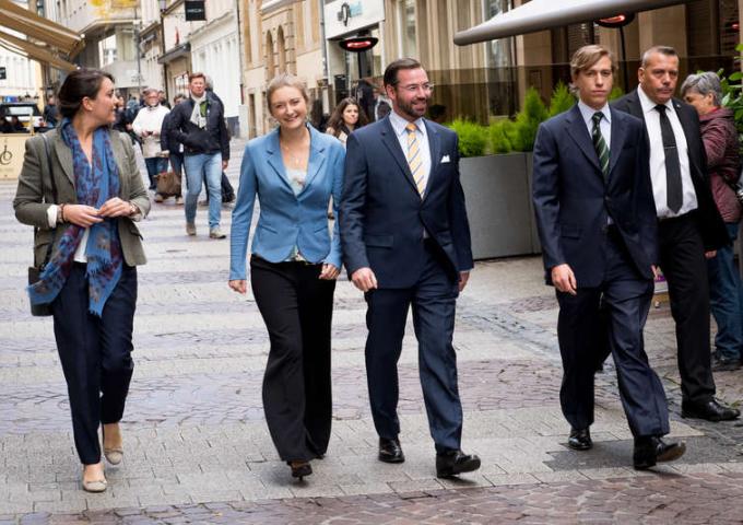 Le Couple héritier, le Prince Louis et la Princesse Alexandra ont déposé leur bulletin de vote au bureau electoral «Ratskeller»