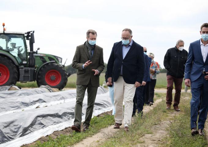 Le Grand-Duc a visité le champ de production d’asperges de l’exploitation agricole de la famille Hoffmann