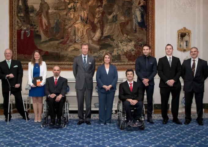 Photo de LL.AA.RR le Grand-Duc et la Grande-Duchesse avec la délégation luxembourgeoise Paralympics Rio 2016