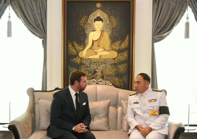 Le Grand-Duc Héritier et le Général Kampanat Ruddit, conseiller privé, représente Sa Majesté le roi Maha Vajiralongkorn Bodindradebayavarangkun.