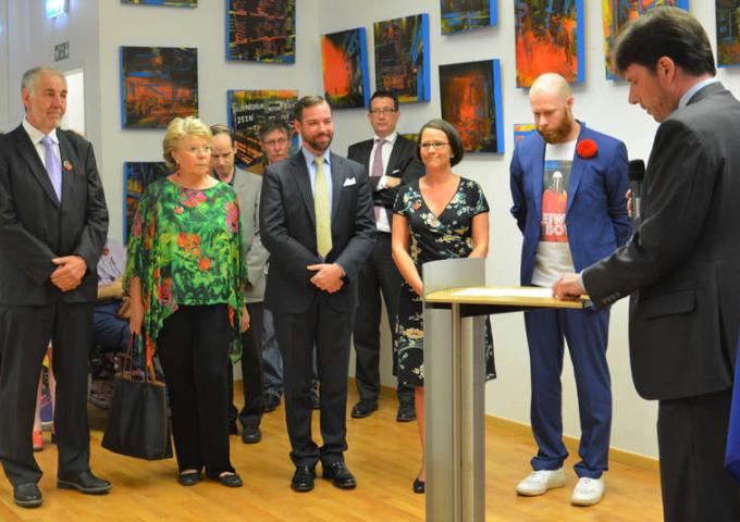 Le Prince héritier lors du vernissage