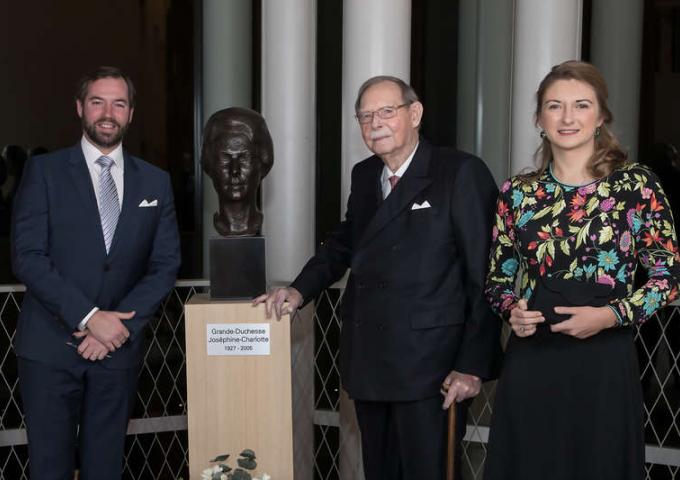 Le Grand-Duc Jean et le Couple héritier devant le buste de la Grande-Duchesse Joséphine-Charlotte