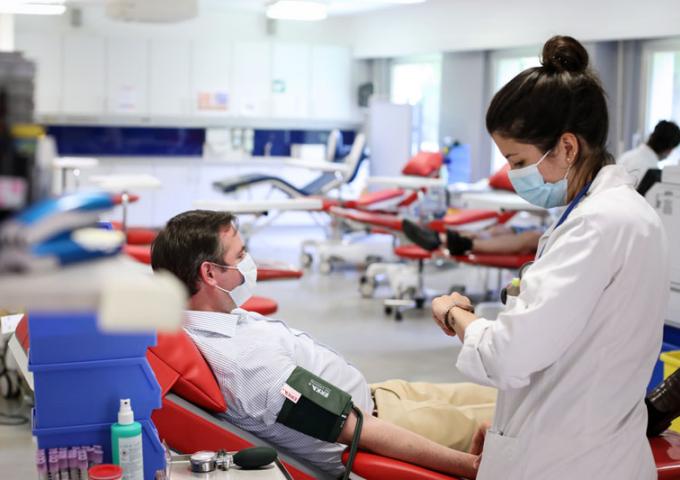 Le Prince héritier s'est rendu au Centre de transfusion sanguine de la Croix-Rouge Luxembourgeoise pour donner son sang