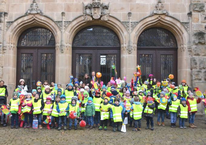 Le Couple grand-ducal et les enfants de Colmar-Berg lors du "Liichtmëssdag"