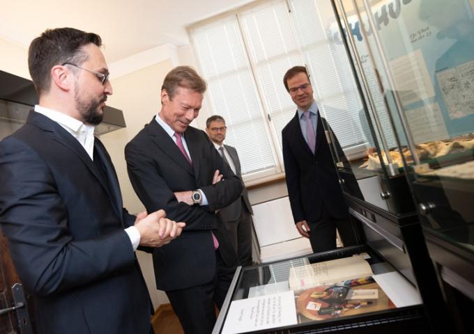 Le Grand-duc lors de la visite de l'exposition « De Superjhemp – Ënnert dem Röntgenbléck »