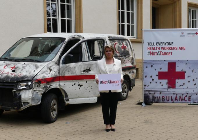 Protégeons les travailleurs humanitaires - "Not A Target"