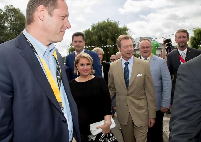 Le Couple grand-ducal a assisté au départ de la 4ème étape du Tour de France