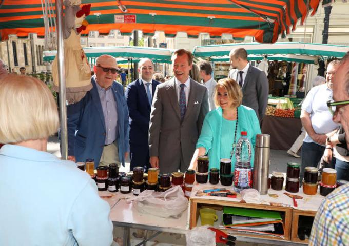 Le Couple grand-ducal a visité le marché bihebdomadaire de la Ville de Luxembourg