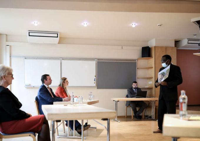 Le Couple héritier a remis un chèque à la fondation Caritas pour lutter contre la famine infatile