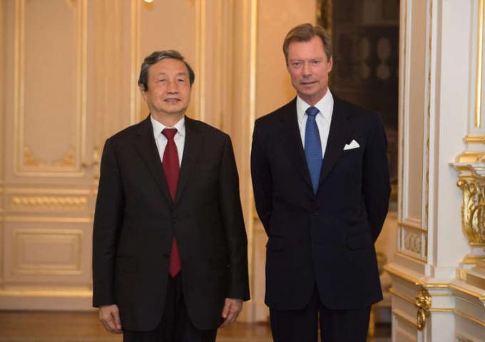 Photo de S.A.R. Le Grand-Duc de Luxembourg avec Son Excellence Monsieur MA Kai