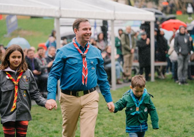 Le Prince héritier est accompagné de deux jeunes Scouts