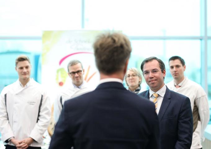 Le Prince héritier lors de la visite dans les ateliers de production "Cactus"