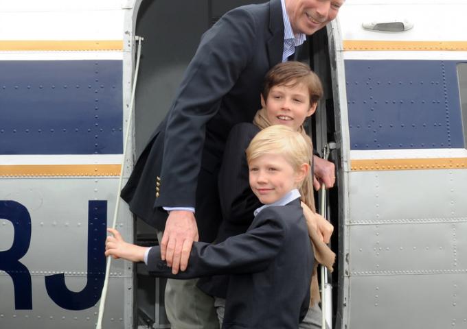 Photo de S.A.R. Le Grand-Duc de Luxembourg avec LL.AA.RR. le Prince Gabriel et le Prince Noah