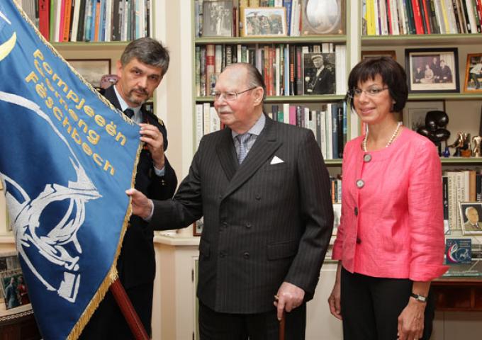 Présentation à S.A.R. le Grand-Duc Jean du nouveau drapeau des sapeurs-pompiers de Fischbach
